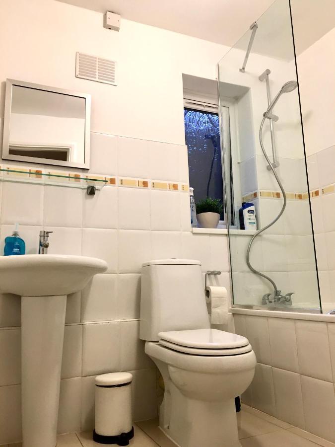 Double Room In The Heart Of Kingston Upon Thames In London Екстер'єр фото